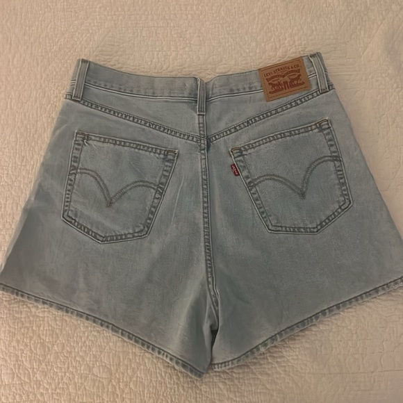Women’s Levi’s Mom High Waisted Shorts - Picture 4 of 4
